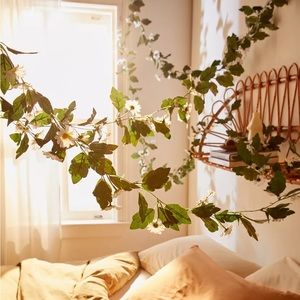 NEW Urban Outfitters Ginger Ray Daisy Vine Decor